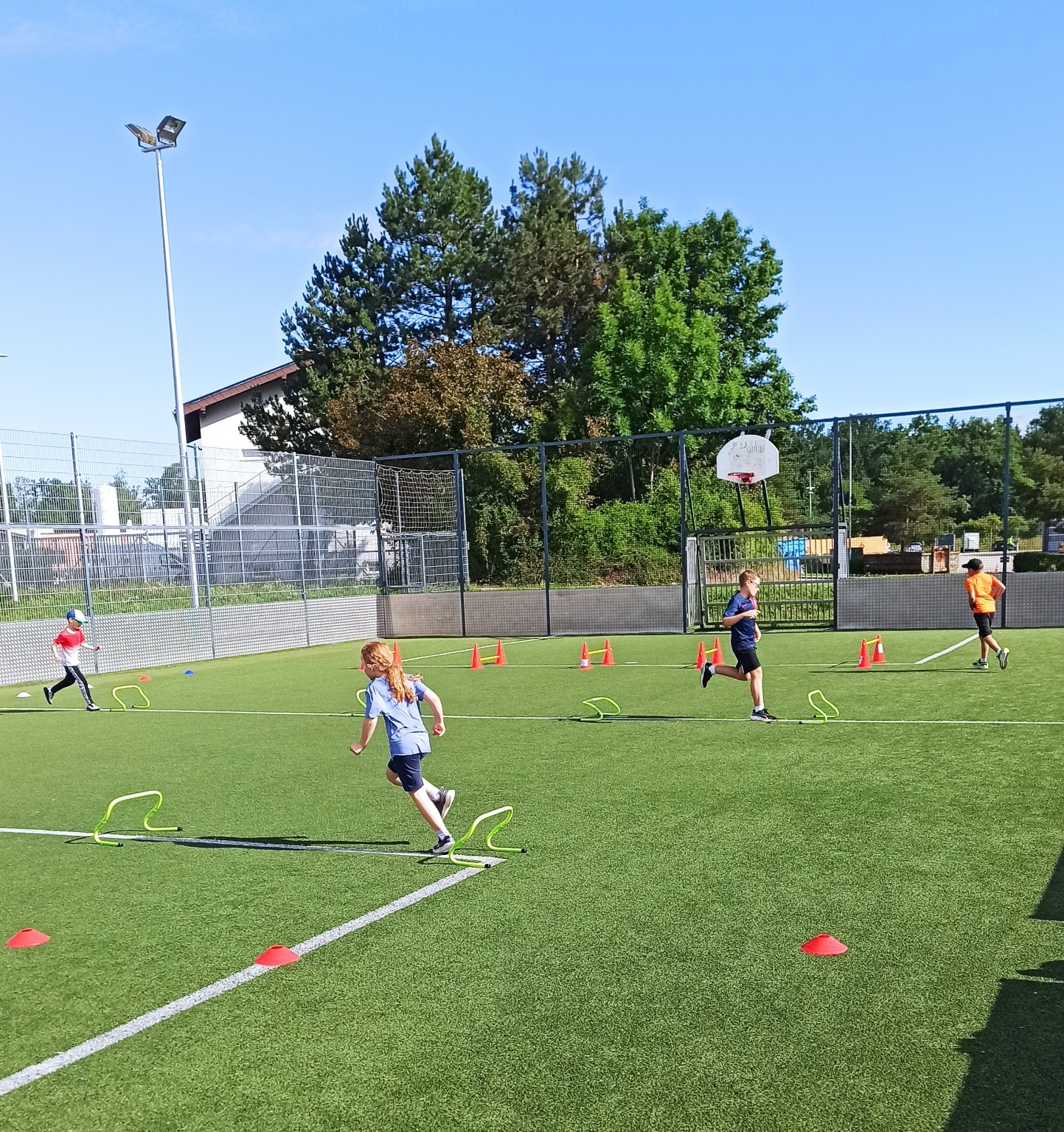 Kinder beim gemeinsamen Bewegungstraining